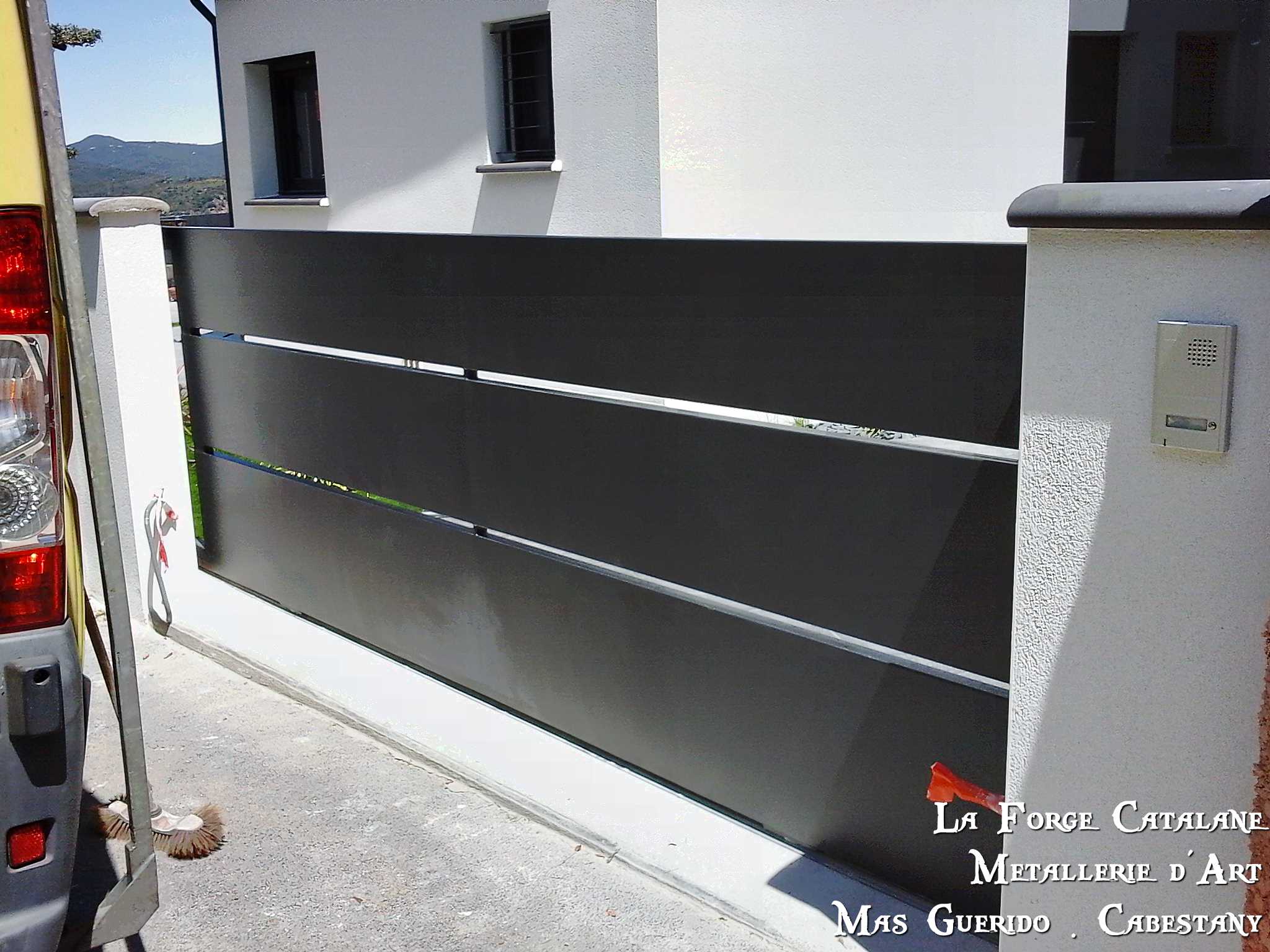 portail coulissant tole caissonnee moderne decoupe laser vantaux fer La Forge Catalane Cabestany (4).jpg